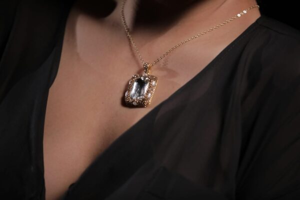 Juego con cristal blanco y perlas